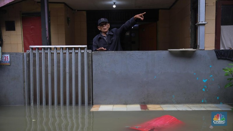 Hujan deras menyebabkan kawasan pemukiman di Keluarahan Bidara Cina, Jakarta Timur terendam banjir pada Kamis (29/1/2026). (CNBC Indonesia/Faisal Rahman)
