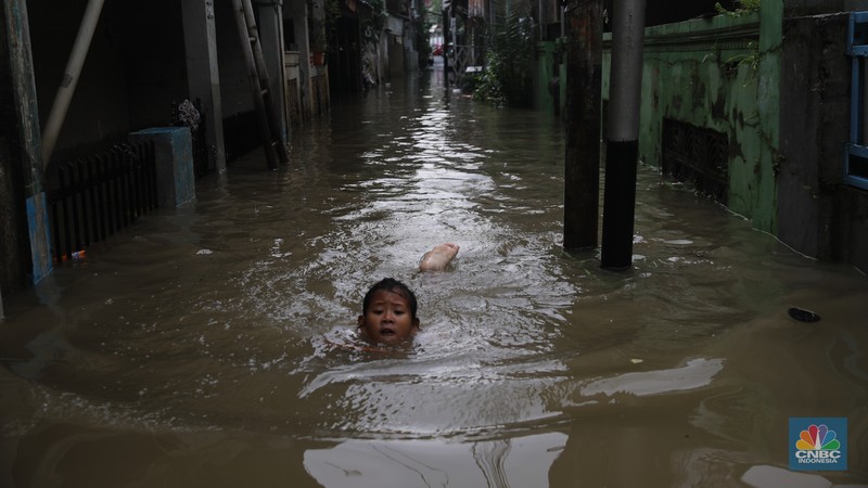 Hujan deras menyebabkan kawasan pemukiman di Keluarahan Bidara Cina, Jakarta Timur terendam banjir pada Kamis (29/1/2026). (CNBC Indonesia/Faisal Rahman)