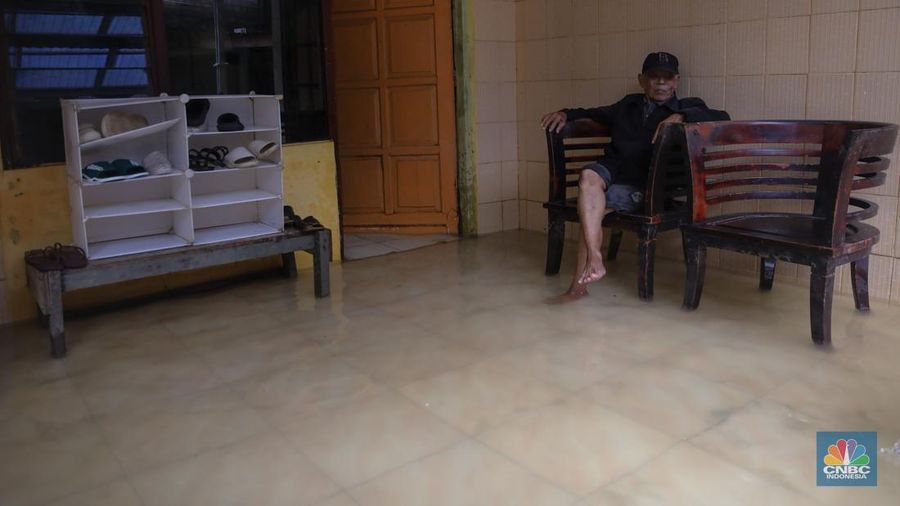 Hujan deras menyebabkan kawasan pemukiman di Keluarahan Bidara Cina, Jakarta Timur terendam banjir pada Kamis (29/1/2026). (CNBC Indonesia/Faisal Rahman)