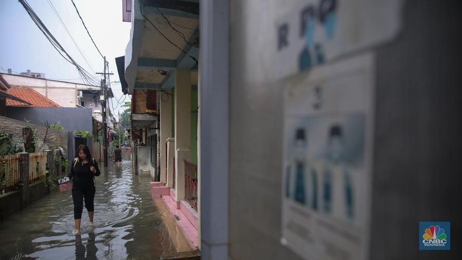 Hujan deras menyebabkan kawasan pemukiman di Keluarahan Bidara Cina, Jakarta Timur terendam banjir pada Kamis (29/1/2026). (CNBC Indonesia/Faisal Rahman)