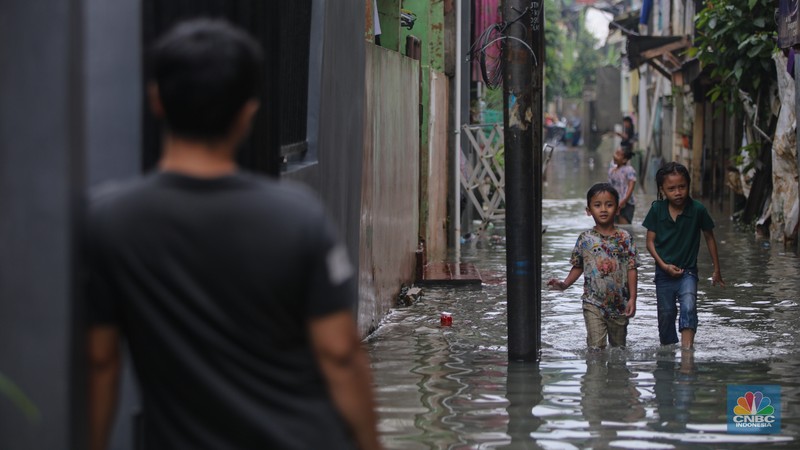 Hujan deras menyebabkan kawasan pemukiman di Keluarahan Bidara Cina, Jakarta Timur terendam banjir pada Kamis (29/1/2026). (CNBC Indonesia/Faisal Rahman)