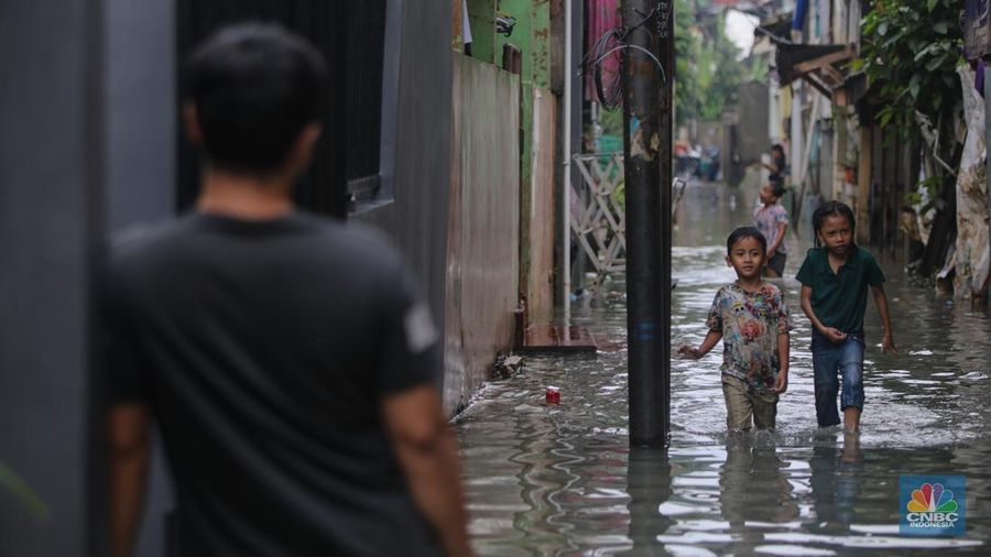 Hujan deras menyebabkan kawasan pemukiman di Keluarahan Bidara Cina, Jakarta Timur terendam banjir pada Kamis (29/1/2026). (CNBC Indonesia/Faisal Rahman)