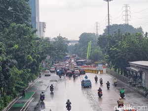 Banjir di Jalan DI Pandjaitan Jaktim Surut, Lalin ke Arah Sunter Masih Macet