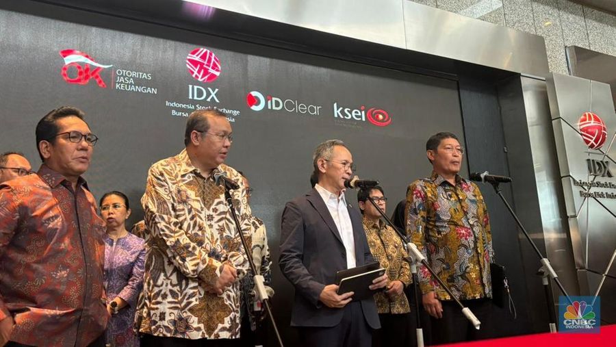 Ketua Dewan Komisioner Otoritas Jasa Keuangan (OJK), Mahendra Siregar saat memberikan keterangan pers OJK di Main Hall Bursa Efek Indonesia, Jakarta, Kamis (29/1/2026). (CNBC Indonesia/Mentari Puspadini)