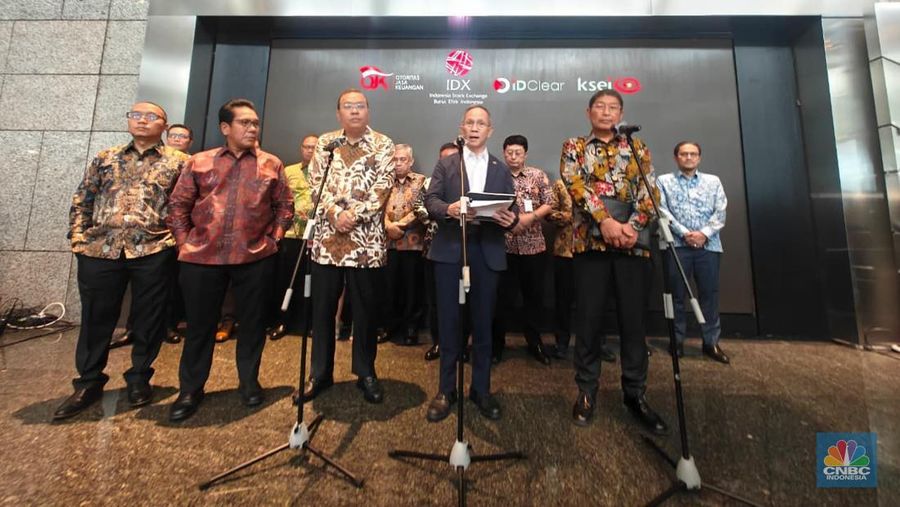 Konferensi Pers OJK dan SRO di Gedung BEI, Kamis (29/1/2026). (CNBC Indonesia/Mentari Puspadini)