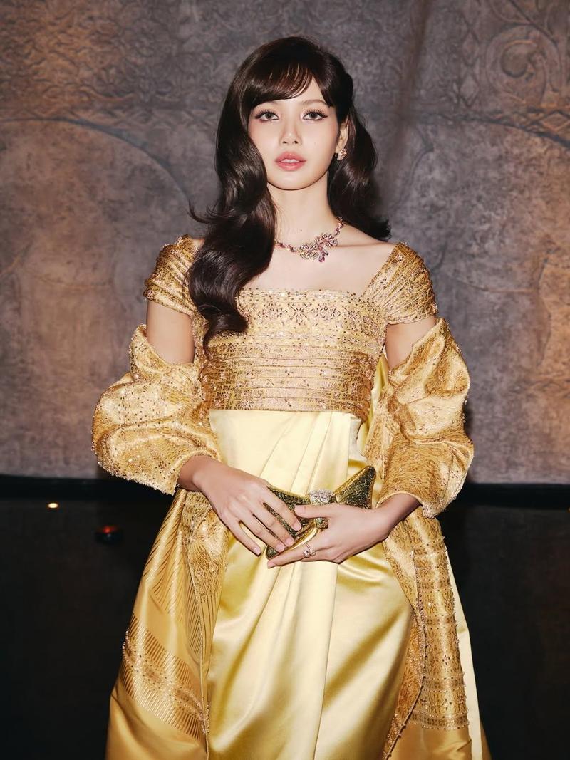 Pesona Lisa BLACKPINK Pakai Gaun Balmain Terinspirasi Ratu Thailand