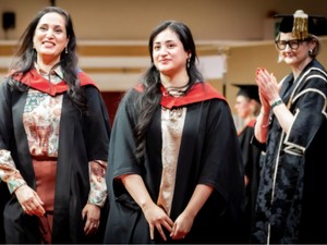 Ibu dan Anak Ini Kompak Lulus Wisuda S2 Bareng di Kampus
