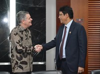 Disambangi Bos Bank Dunia, Purbaya Pamer Keris!