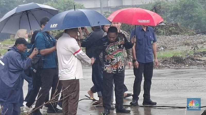 Menteri PKP Maruarar Sirait melakukan land clearing terkait pembangunan rumah susun (rusun) subsidi di kawasan Meikarta, Cikarang, Kabupaten Bekasi pada Kamis (29/1/2026). (CNBC Indonesia/Chandra Dwi Pranata)