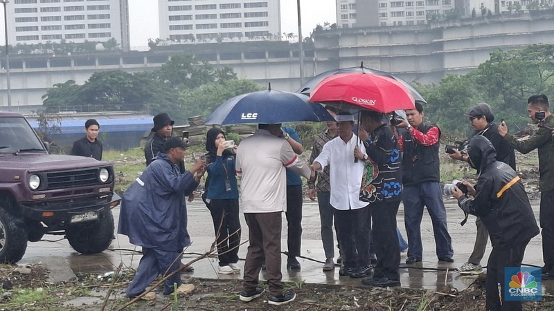 Menteri PKP Maruarar Sirait melakukan land clearing terkait pembangunan rumah susun (rusun) subsidi di kawasan Meikarta, Cikarang, Kabupaten Bekasi pada Kamis (29/1/2026). (CNBC Indonesia/Chandra Dwi Pranata)
