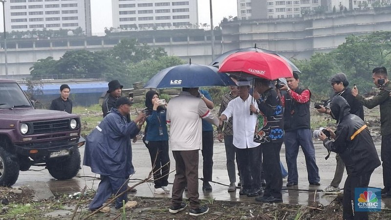 Menteri PKP Maruarar Sirait melakukan land clearing terkait pembangunan rumah susun (rusun) subsidi di kawasan Meikarta, Cikarang, Kabupaten Bekasi pada Kamis (29/1/2026). (CNBC Indonesia/Chandra Dwi Pranata)