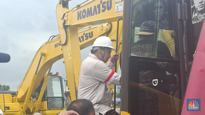 Menteri PKP Maruarar Sirait melakukan land clearing terkait pembangunan rumah susun (rusun) subsidi di kawasan Meikarta, Cikarang, Kabupaten Bekasi pada Kamis (29/1/2026). (CNBC Indonesia/Chandra Dwi Pranata)