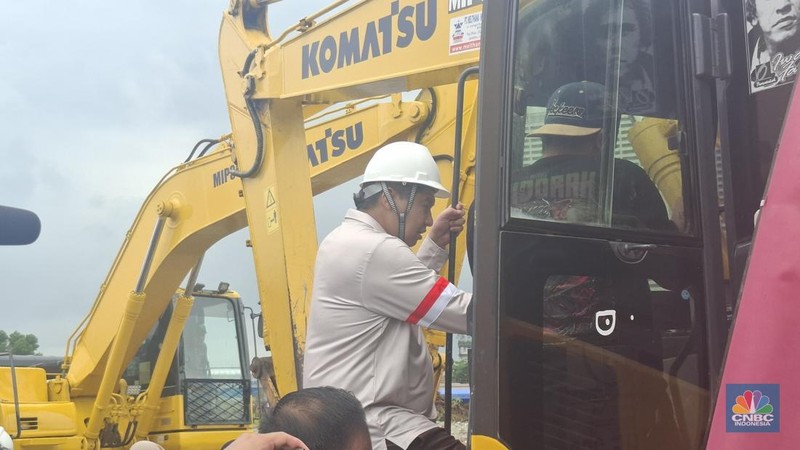 Menteri PKP Maruarar Sirait melakukan land clearing terkait pembangunan rumah susun (rusun) subsidi di kawasan Meikarta, Cikarang, Kabupaten Bekasi pada Kamis (29/1/2026). (CNBC Indonesia/Chandra Dwi Pranata)