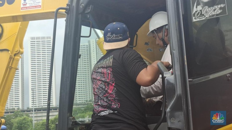 Menteri PKP Maruarar Sirait melakukan land clearing terkait pembangunan rumah susun (rusun) subsidi di kawasan Meikarta, Cikarang, Kabupaten Bekasi pada Kamis (29/1/2026). (CNBC Indonesia/Chandra Dwi Pranata)