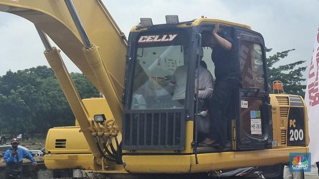 Terjang Hujan, Menteri Ara Naik Beko Saat Land Clearing Rusun Meikarta