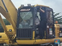 Terjang Hujan, Menteri Ara Naik Beko Saat Land Clearing Rusun Meikarta