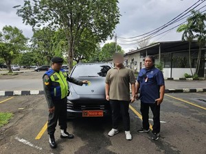 Duh! Mobil Mewah Porsche Terciduk Pakai Pelat Dinas Palsu, Biar Apa Sih?