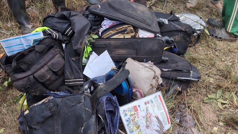 Orang-orang berdiri di dekat reruntuhan kecelakaan pesawat di Playa de Belen, Santander Utara, Kolombia, 28 Januari 2026, dalam foto yang diperoleh dari media sosial ini. (Notiplaya/via REUTERS)