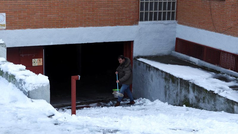 Orang-orang berjalan di jalanan yang tertutup salju saat badai Kristin melanda beberapa bagian Spanyol dan Portugal, di Galapagos, pinggiran Madrid, Spanyol, Rabu (28/1/2026). (REUTERS/Silvio Castellanos)