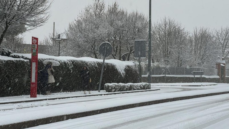 Orang-orang berjalan di jalanan yang tertutup salju saat badai Kristin melanda beberapa bagian Spanyol dan Portugal, di Galapagos, pinggiran Madrid, Spanyol, Rabu (28/1/2026). (REUTERS/Silvio Castellanos)