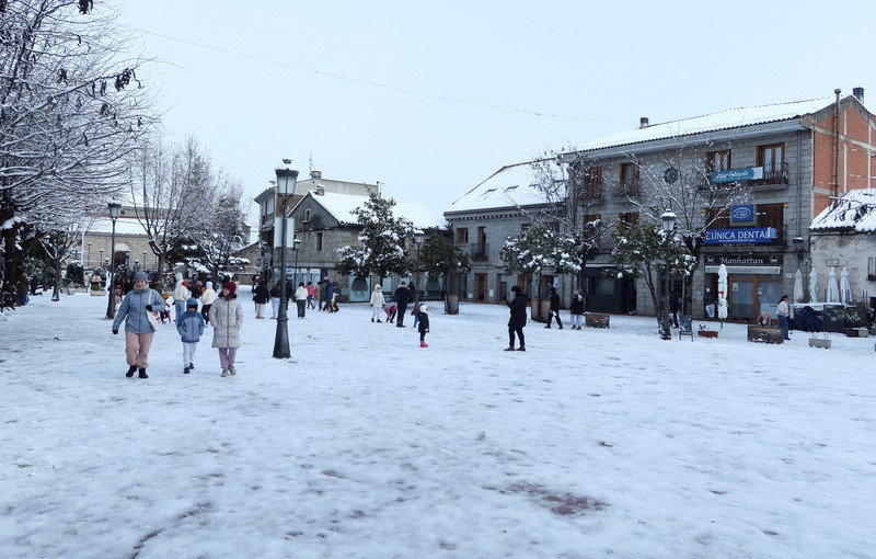 Orang-orang berjalan di jalanan yang tertutup salju saat badai Kristin melanda beberapa bagian Spanyol dan Portugal, di Galapagos, pinggiran Madrid, Spanyol, Rabu (28/1/2026). (REUTERS/Silvio Castellanos)