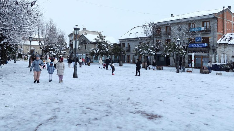 Orang-orang berjalan di jalanan yang tertutup salju saat badai Kristin melanda beberapa bagian Spanyol dan Portugal, di Galapagos, pinggiran Madrid, Spanyol, Rabu (28/1/2026). (REUTERS/Silvio Castellanos)
