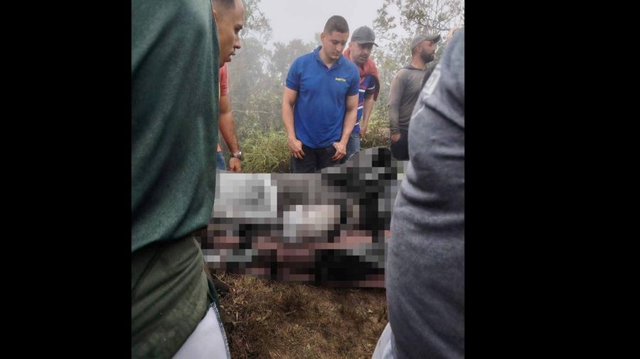 Orang-orang berdiri di dekat reruntuhan kecelakaan pesawat di Playa de Belen, Santander Utara, Kolombia, 28 Januari 2026, dalam foto yang diperoleh dari media sosial ini. (Notiplaya/via REUTERS)