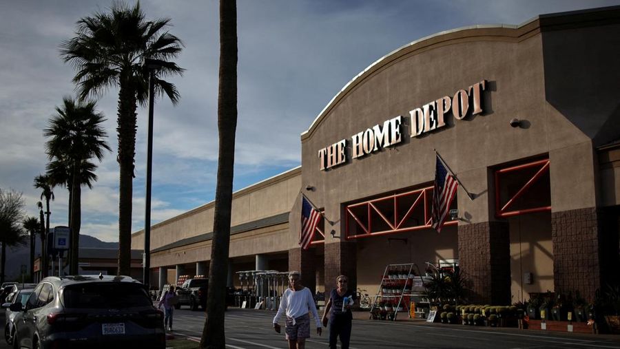 Para pembeli berjalan melalui tempat parkir Home Depot tempat Imigrasi dan Penegakan Bea Cukai (ICE) melakukan operasi imigrasi federal sebelumnya di Indio, California, AS. (REUTERS/Daniel Cole/File Photo)