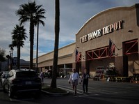 'Tsunami' PHK Menggila, Ritel Raksasa Rumahkan 800 Karyawan