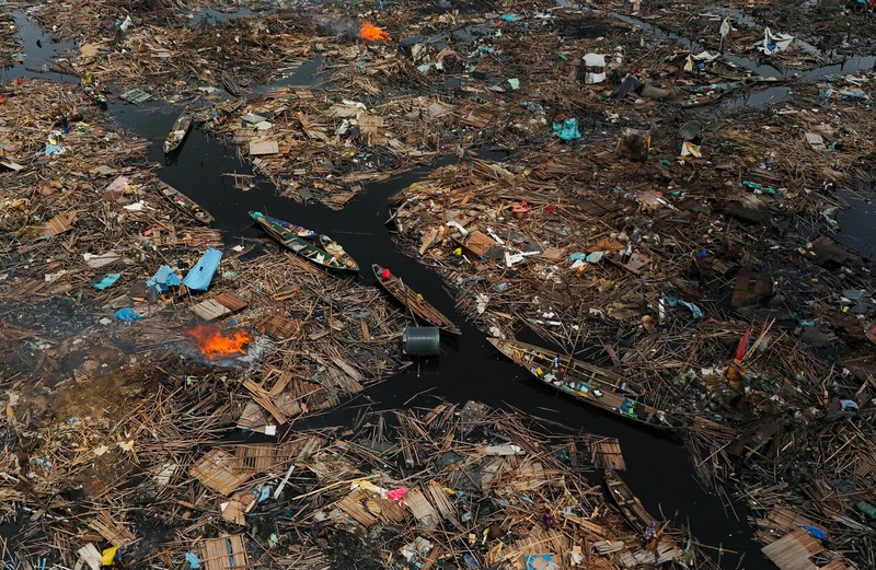 Warga beristirahat di dalam tempat penampungan darurat sementara pihak berwenang membakar bangunan yang tersisa di komunitas tepi sungai Makoko di Lagos, Nigeria, 25 Januari 2026. (REUTERS/Sodiq Adelakun)