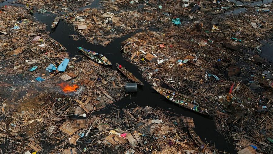 Warga beristirahat di dalam tempat penampungan darurat sementara pihak berwenang membakar bangunan yang tersisa di komunitas tepi sungai Makoko di Lagos, Nigeria, 25 Januari 2026. (REUTERS/Sodiq Adelakun)