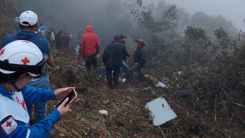 Orang-orang berdiri di dekat reruntuhan kecelakaan pesawat di Playa de Belen, Santander Utara, Kolombia, 28 Januari 2026, dalam foto yang diperoleh dari media sosial ini. (Notiplaya/via REUTERS)