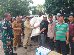 Cegah Abrasi, 2.000 Karung Pasir Disalurkan untuk Tanggul Gili Ketapang