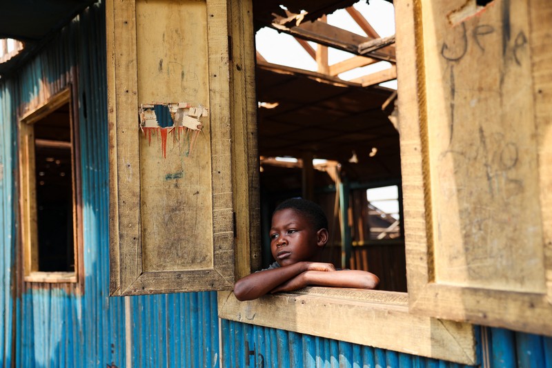 Warga beristirahat di dalam tempat penampungan darurat sementara pihak berwenang membakar bangunan yang tersisa di komunitas tepi sungai Makoko di Lagos, Nigeria, 25 Januari 2026. (REUTERS/Sodiq Adelakun)