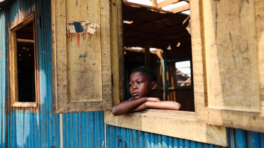 Warga beristirahat di dalam tempat penampungan darurat sementara pihak berwenang membakar bangunan yang tersisa di komunitas tepi sungai Makoko di Lagos, Nigeria, 25 Januari 2026. (REUTERS/Sodiq Adelakun)