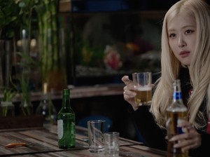 Rose BLACKPINK Racik Koktail Korea Hits, Pakai 2 Minuman Ini