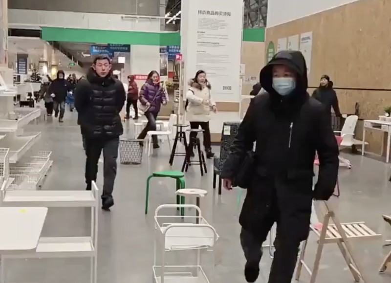 Sejumlah pengunjung saling berebut barang saat IKEA China telah mengumumkan obral cuci gudang mulai 15 Januari hingga 1 Februari di toko IKEA di Harbin, CH, yang bersama dengan 6 toko lainnya di China, akan ditutup setelahnya. (Tangkapan Layar Video X/@Publicfreakoute)