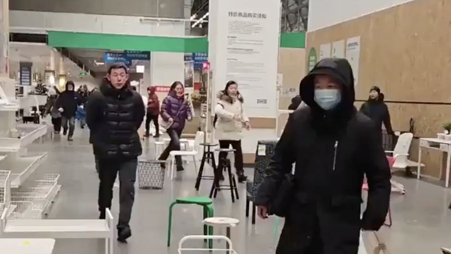 Sejumlah pengunjung saling berebut barang saat IKEA China telah mengumumkan obral cuci gudang mulai 15 Januari hingga 1 Februari di toko IKEA di Harbin, CH, yang bersama dengan 6 toko lainnya di China, akan ditutup setelahnya. (Tangkapan Layar Video X/@Publicfreakoute)
