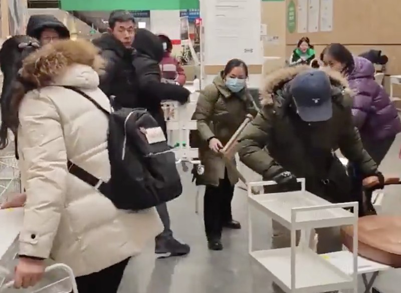 Sejumlah pengunjung saling berebut barang saat IKEA China telah mengumumkan obral cuci gudang mulai 15 Januari hingga 1 Februari di toko IKEA di Harbin, CH, yang bersama dengan 6 toko lainnya di China, akan ditutup setelahnya. (Tangkapan Layar Video X/@Publicfreakoute)