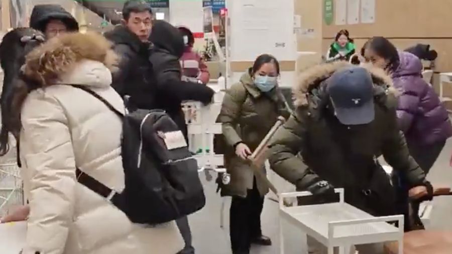 Sejumlah pengunjung saling berebut barang saat IKEA China telah mengumumkan obral cuci gudang mulai 15 Januari hingga 1 Februari di toko IKEA di Harbin, CH, yang bersama dengan 6 toko lainnya di China, akan ditutup setelahnya. (Tangkapan Layar Video X/@Publicfreakoute)