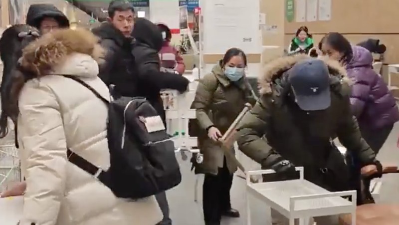 Sejumlah pengunjung saling berebut barang saat IKEA China telah mengumumkan obral cuci gudang mulai 15 Januari hingga 1 Februari di toko IKEA di Harbin, CH, yang bersama dengan 6 toko lainnya di China, akan ditutup setelahnya. (Tangkapan Layar Video X/@Publicfreakoute)