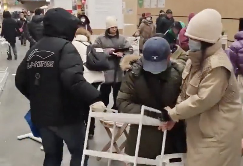 Sejumlah pengunjung saling berebut barang saat IKEA China telah mengumumkan obral cuci gudang mulai 15 Januari hingga 1 Februari di toko IKEA di Harbin, CH, yang bersama dengan 6 toko lainnya di China, akan ditutup setelahnya. (Tangkapan Layar Video X/@Publicfreakoute)