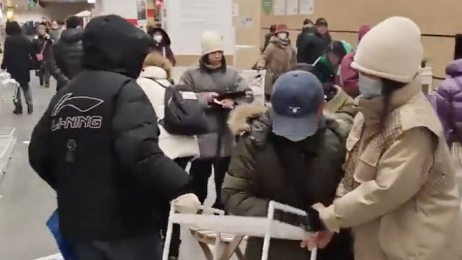 Sejumlah pengunjung saling berebut barang saat IKEA China telah mengumumkan obral cuci gudang mulai 15 Januari hingga 1 Februari di toko IKEA di Harbin, CH, yang bersama dengan 6 toko lainnya di China, akan ditutup setelahnya. (Tangkapan Layar Video X/@Publicfreakoute)