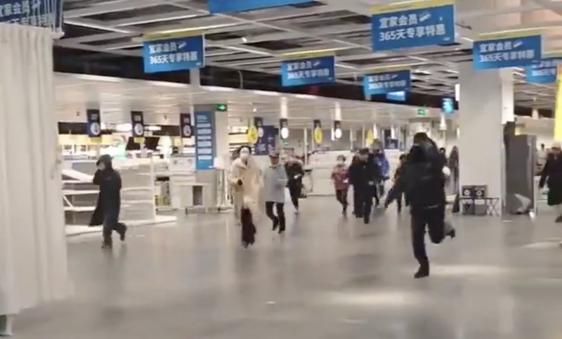 Sejumlah pengunjung saling berebut barang saat IKEA China telah mengumumkan obral cuci gudang mulai 15 Januari hingga 1 Februari di toko IKEA di Harbin, CH, yang bersama dengan 6 toko lainnya di China, akan ditutup setelahnya. (Tangkapan Layar Video X/@Publicfreakoute)