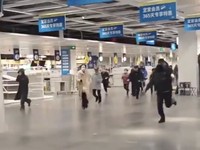 Potret Ricuh Toko Ikea Tutup, Pembeli Berlarian Berebut Borong Barang