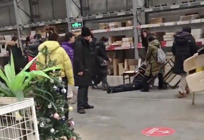 Sejumlah pengunjung saling berebut barang saat IKEA China telah mengumumkan obral cuci gudang mulai 15 Januari hingga 1 Februari di toko IKEA di Harbin, CH, yang bersama dengan 6 toko lainnya di China, akan ditutup setelahnya. (Tangkapan Layar Video X/@Publicfreakoute)