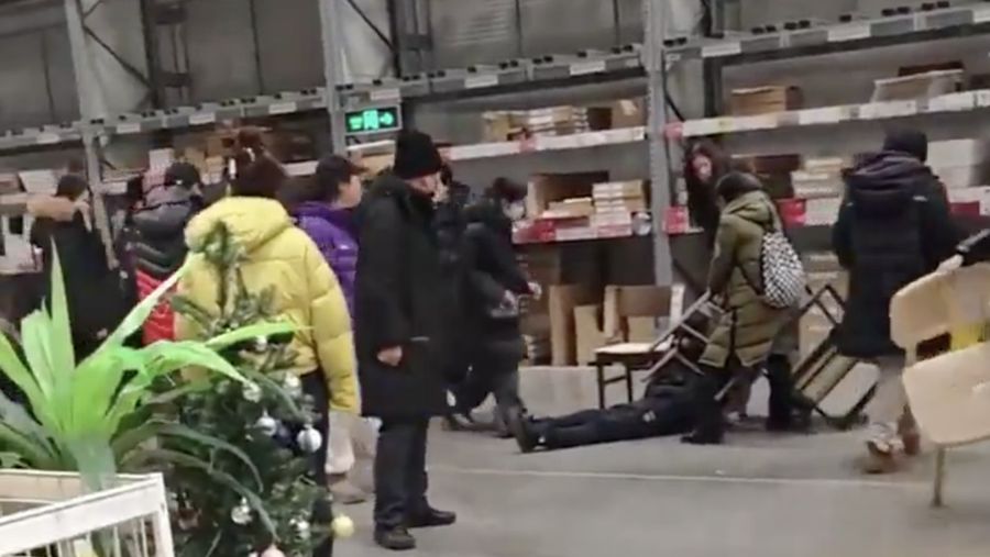 Sejumlah pengunjung saling berebut barang saat IKEA China telah mengumumkan obral cuci gudang mulai 15 Januari hingga 1 Februari di toko IKEA di Harbin, CH, yang bersama dengan 6 toko lainnya di China, akan ditutup setelahnya. (Tangkapan Layar Video X/@Publicfreakoute)