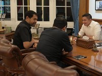 Seskab Teddy Bertemu Mualem Malam-Malam, Bahas Hunian-Anggaran Aceh