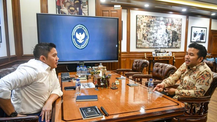 Sekretaris Kabinet Teddy Indra Wijaya menerima kunjungan pemimpin muda Jawa Timur, Wakil Gubernur Jawa Timur Emil Elestianto Dardak, di Kantor Sekretariat Kabinet, Rabu, (28/1/2026). (Instagram/sekretariat.kabinet)
