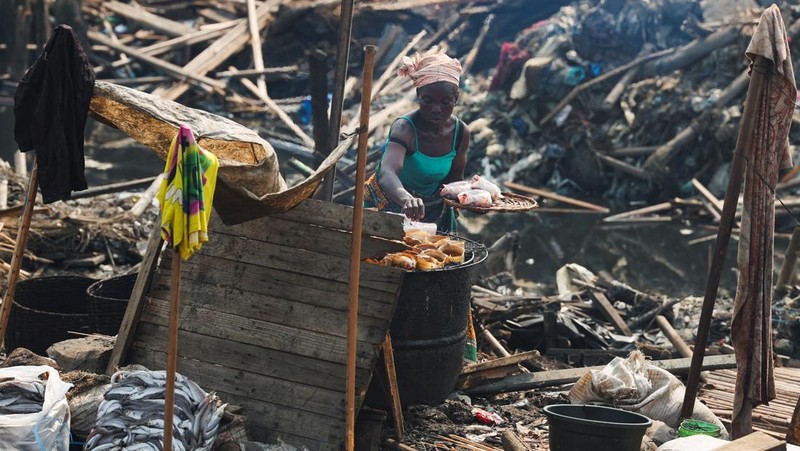 Warga beristirahat di dalam tempat penampungan darurat sementara pihak berwenang membakar bangunan yang tersisa di komunitas tepi sungai Makoko di Lagos, Nigeria, 25 Januari 2026. (REUTERS/Sodiq Adelakun)